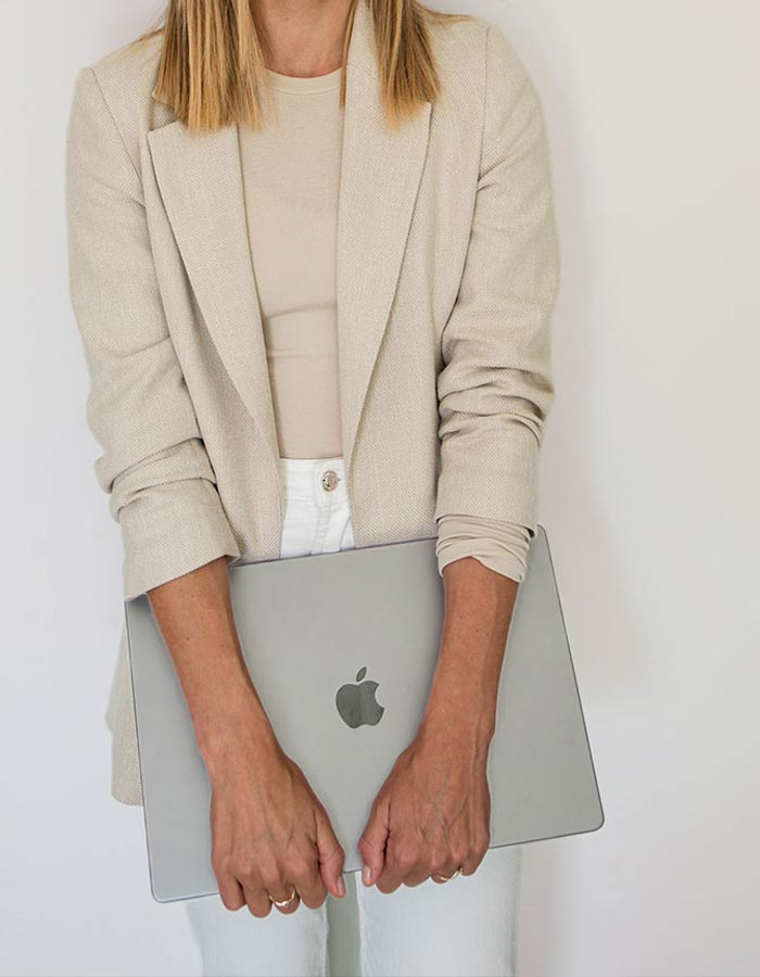 Portrait Laptop in der Hand MAVI Concepts - Designstudio by Katharina | Brand Design | Webdesign | Grafikdesign